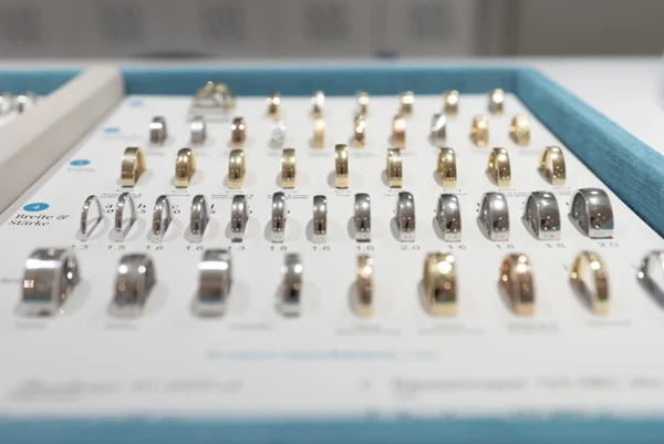 Ringauswahl bei SAY YES mit goldenen, roséfarbenen und hellen Metalltönen