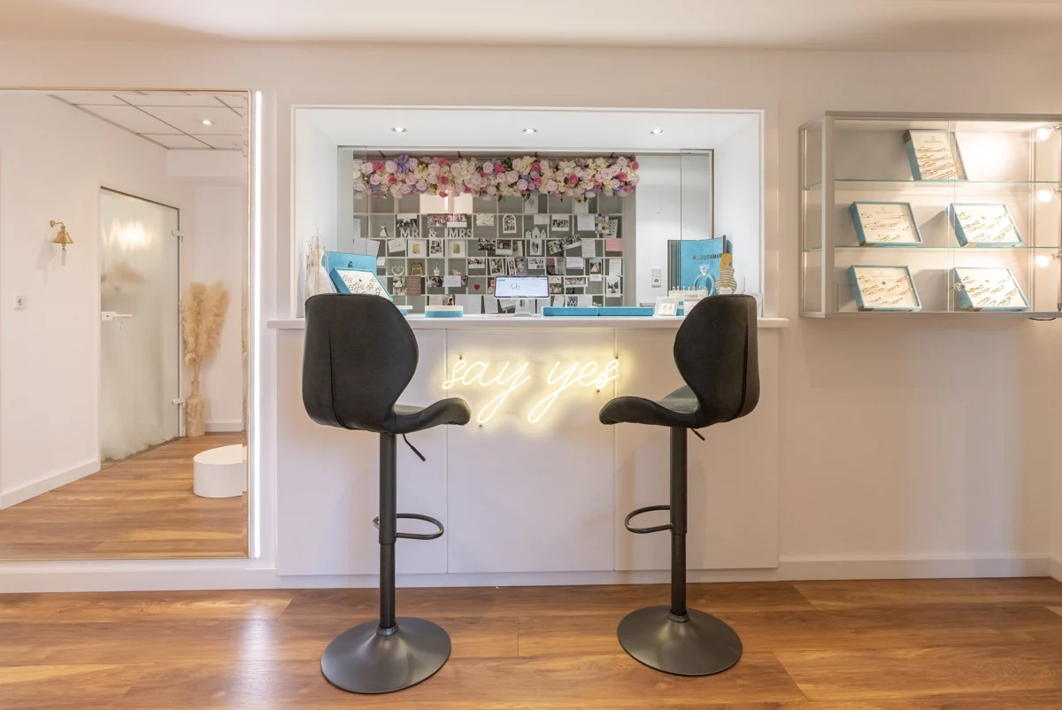 Der helle Empfang der SAY YES Boutique mit zwei Sitzplätzen für Eure Trauring-Beratung