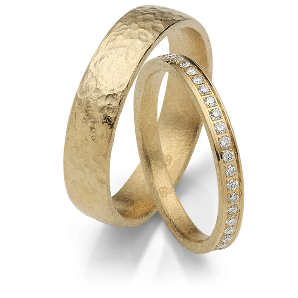 Goldene Rauschmayer-Trauringe mit markanter Oberfläche